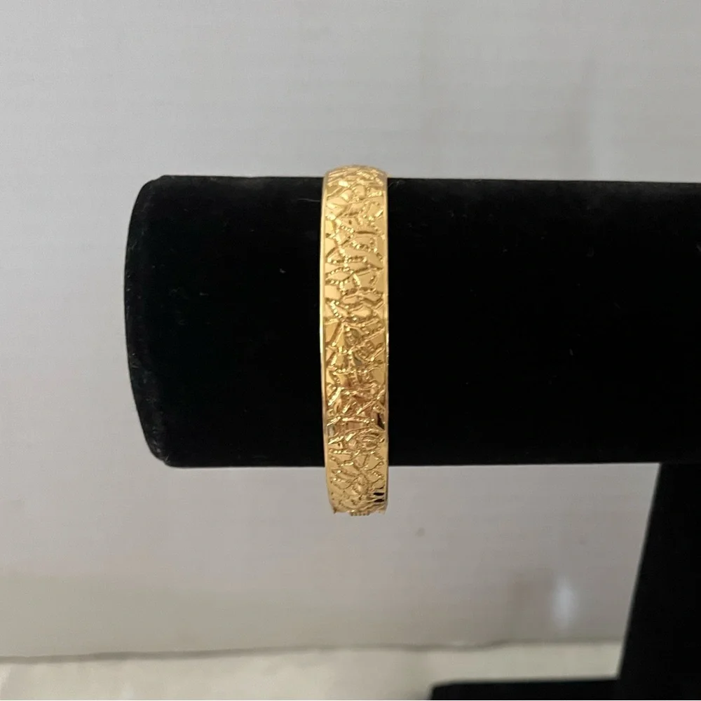 Vintage MONET Gold Tone Textured Hinged Bangle Bracelet